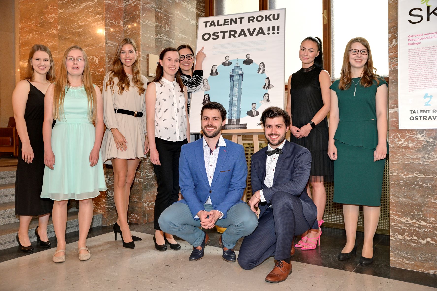 Držitelé ocenění s náměstkyní primátora Andreou Hoffmannovou (ukazující na grafiku k projektu). Foto: Martin Popelář